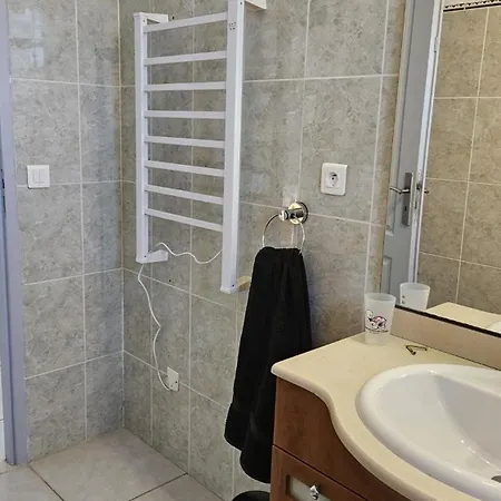 La Batisse A Deux Tours